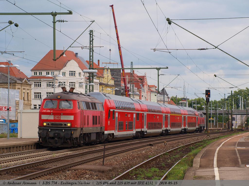 218 496-8 und Schwesterlok 218 439-8 fahren von Lindau nach Stuttgart durch Esslingen/Neckar mit IRE 4232. (18,08,2010)