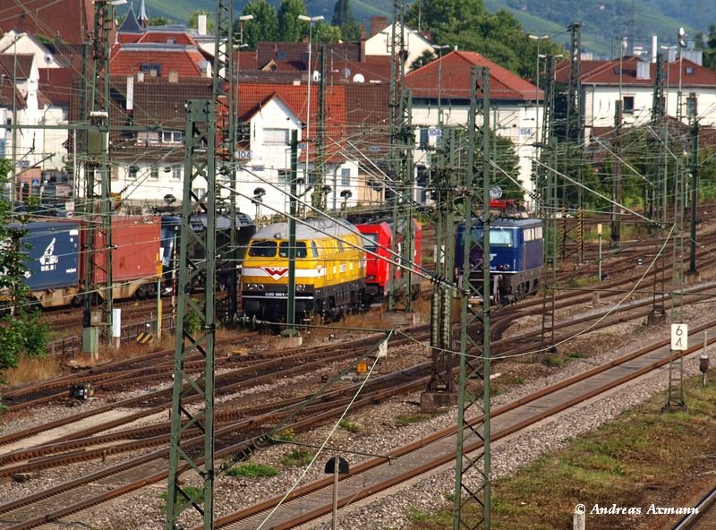 320 001 (Wiebe Gleisbau GmbH), 185 603 (HGK), 1142.579-0 (SVG) und eine MRCEdispolok am Gterbahnhof Untertrkheim. (28.06.2009)