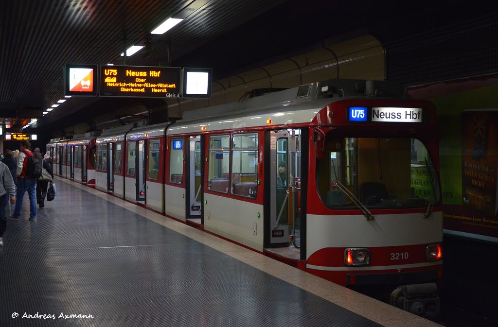 3210 mit ???? im U-Bahnhof des Hbf Dsseldorf als U75 nach Neuss Hbf. (11,11,2011)