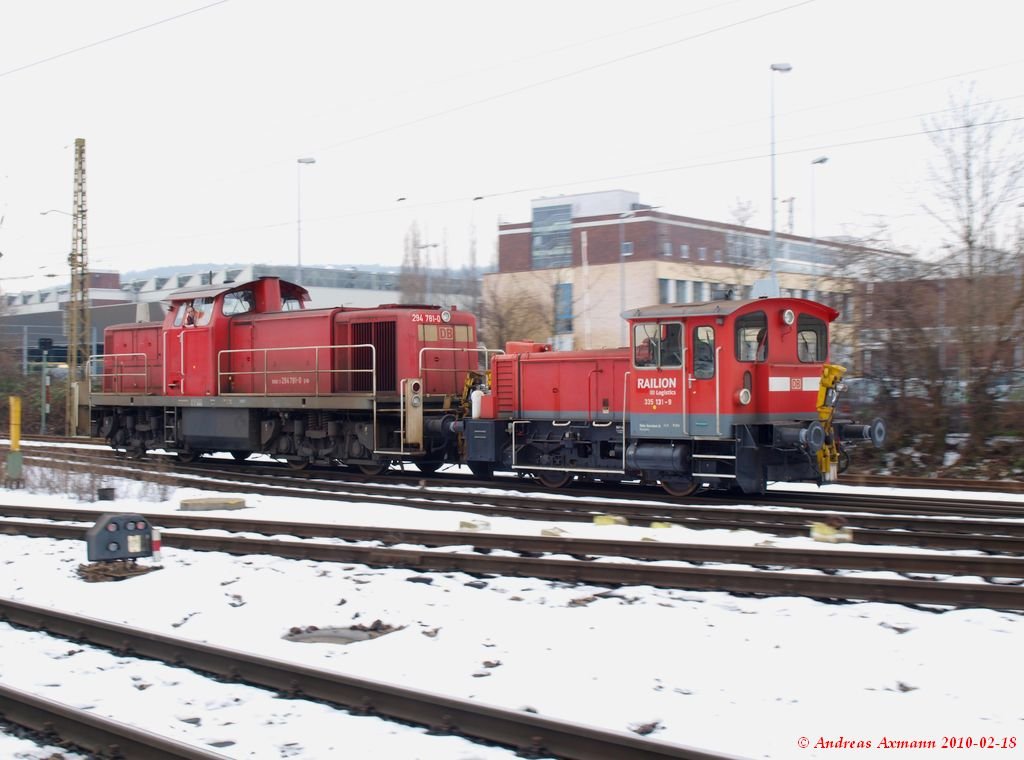 335 131-9 wird von 294 781-0 an die im Stuttgarter Hafen bereitgestellte 294 633-7 Rangiert. (18,02,2010)
