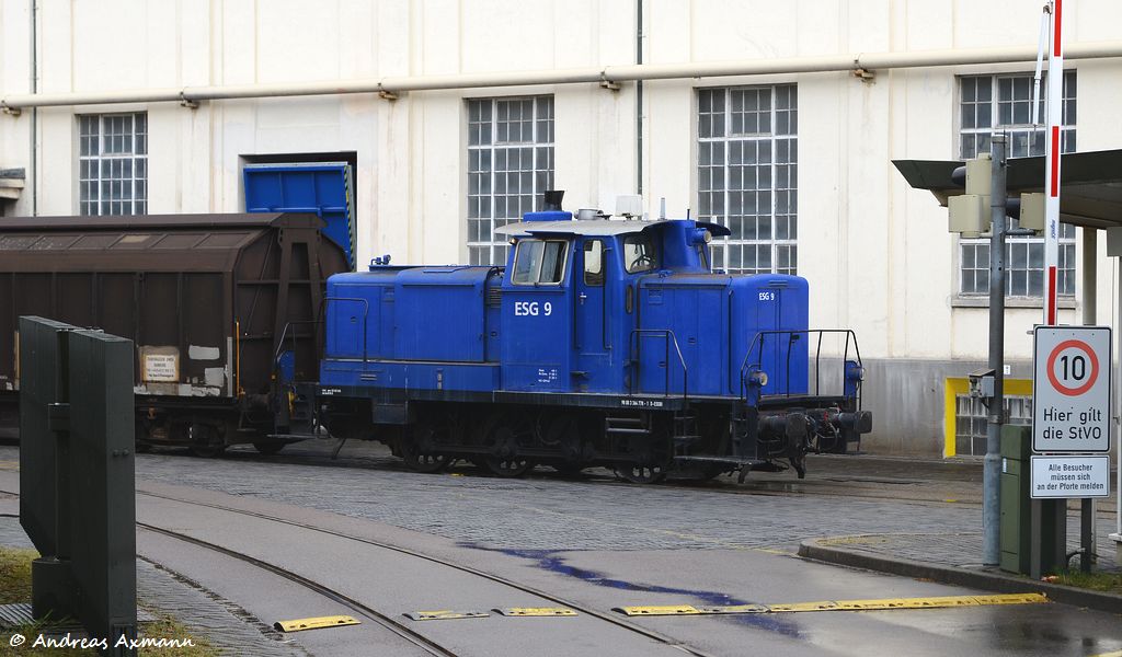 364 778 (ESG9) der Eisenbahn-Service-Gesellschaft rangiert im Werksgelnder der Papierfabrik Scheufelen Hbbillns-Schiebewandwagen umher. (05,05,2012)