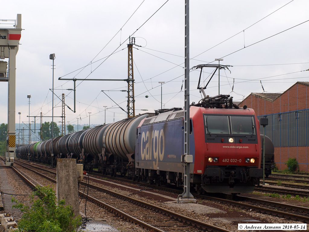 482 032-0 steht im Stuttgarter Hafen/Umschlagbahnhof mit einem KeWa-Zug ab-fahrbereit. (14,05,2010)