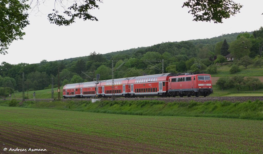 Abends hatte 111 147 noch die Ehre den IRE 4236 von Ulm nach Stuttgart Hbf zu schieben, hier durch Ebersbach/Fils. (20,05,2012)