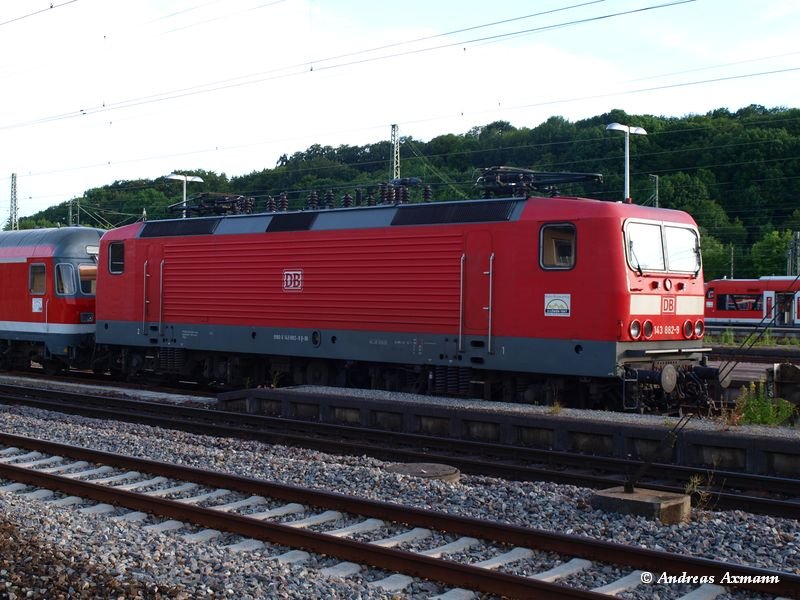 Abgestellte und Abgebgelte 143 882 auf Gleis 53 in Plochingen vor RB-Wagen. (09.06.2009)