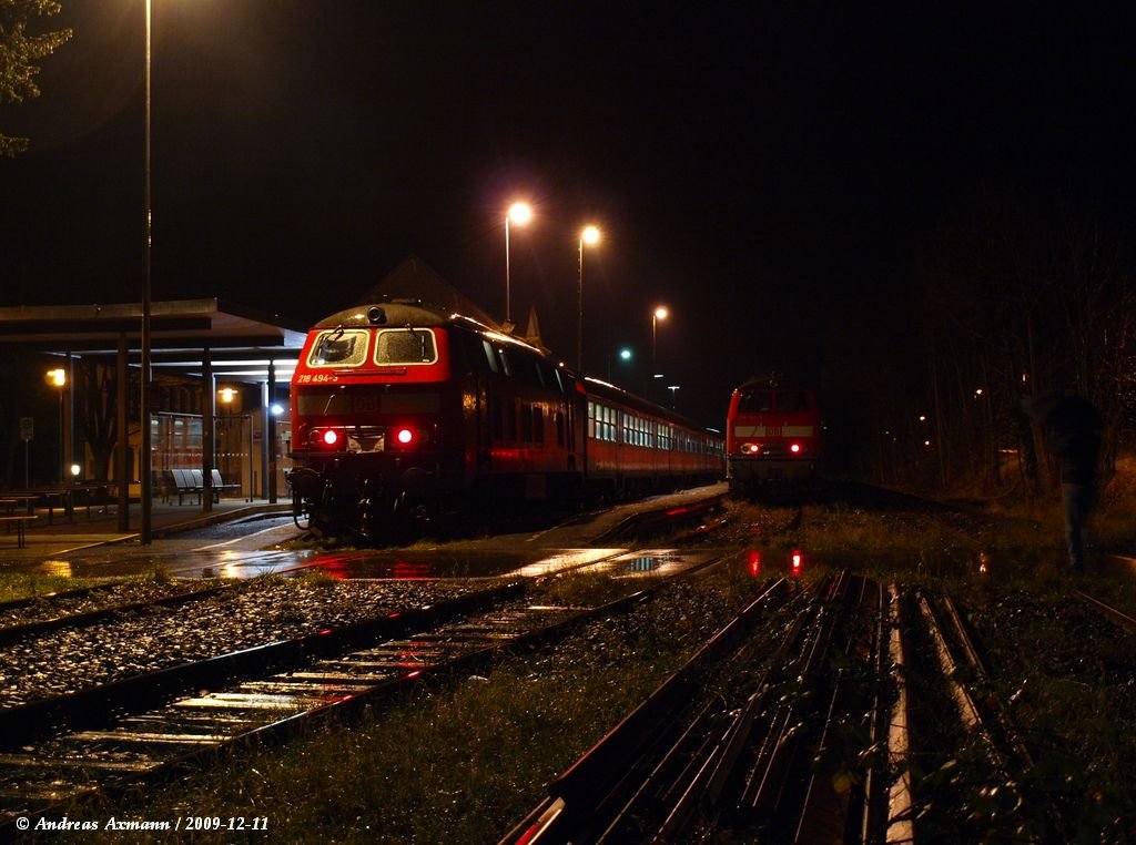 Abschiedstag von Lokbespannten Zgen auf der Teckbahn mit 218 494 und n-Wagen und Schlerzug RB13928, hier in Oberlenningen . (11.12.2009)