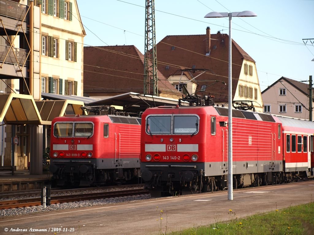 Als 143 140-2 mit RB19337 auf seine Ausfahrt wartet, kommt 143 899-3 mit RB19338 aus Geislingen(Steige) in Plochingen eingefahren. (25.11.2009)
