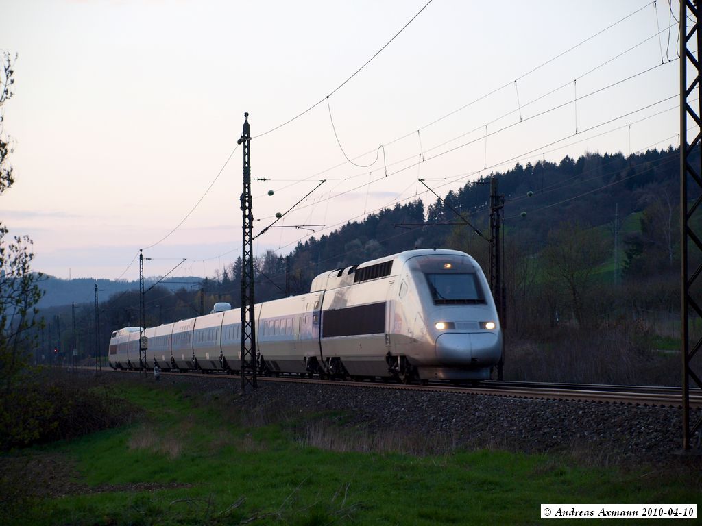 Als Silberner Streifen kam mir TGV 9575 bei Kuchen entgegen. (10,04,2010)