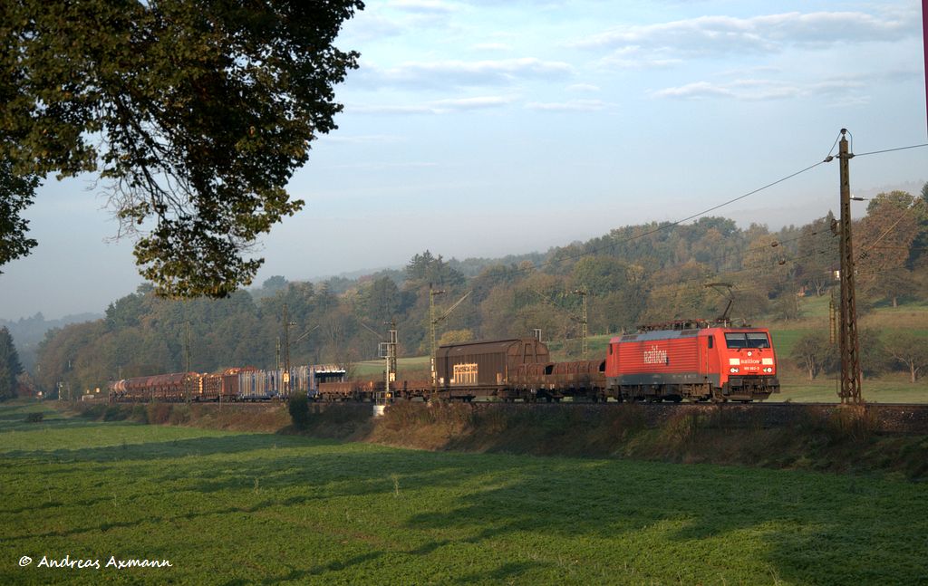 Am frhen Morgen zieht 189 062 ihren Gz von Stuttgart kommend durch Ebersbach/Fils in Richtung Mnchen. (18,10,2011)