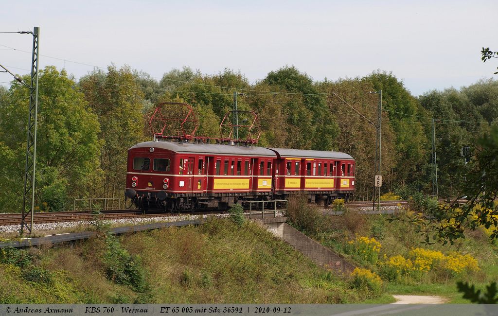 Am Tag des offenen Denkmals fuhr der ET 65 005 als Sdz 36594 von Kirchheim unter Teck nach Kornwestheim hier zwischen Wendlingen am Neckar und Wernau. (12,09,2010)