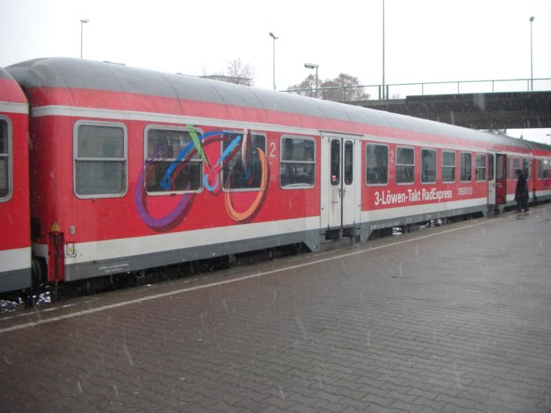 ARB13969 mit 218 196-4 und zwei Personenwagen die fr den 3-Lwen-Takt RadExpress Werbung machen kurz vor der Abfahrt um 14:53 Uhr am 11.12.2008 ab Wendlingen/N nach Oberlenningen.