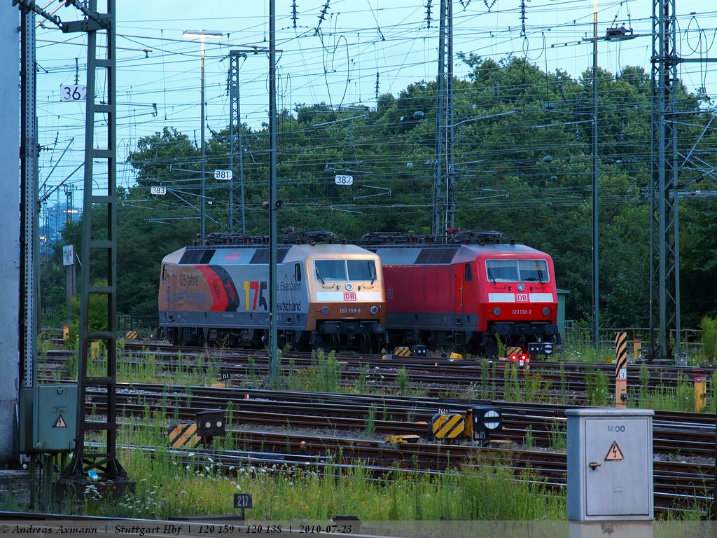 Auf dem Stuttgarter Gleisvorfeld abgestellt 120 159-9 und 120 138-3. (23,07,2010)