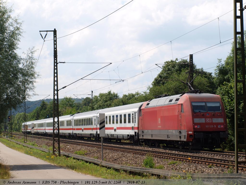 Auf dem Weg nach Karlsruhe schiebt 101 129 ihren IC 2260 bei Plochingen vorbei (13,07,2010)