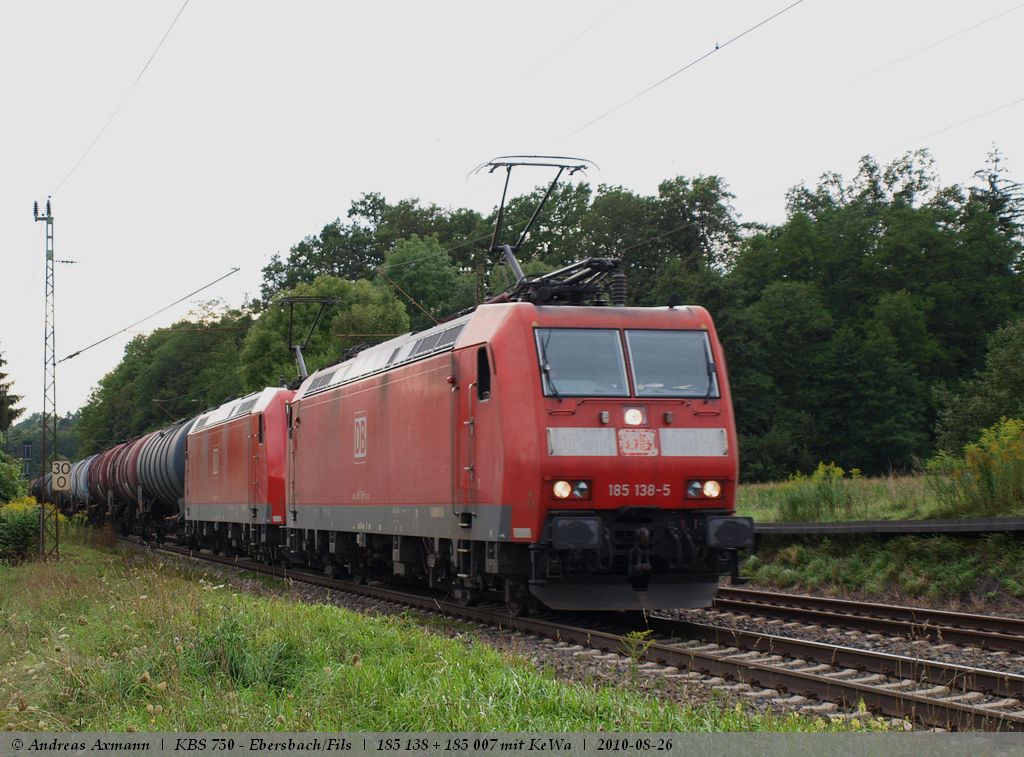Auf dem Weg in Richtung Mnchen ziehen 185 138-5 und 185 007-2 ihren Kesselwagenzug bei Ebersbach/Fils. (26,08,2010)
