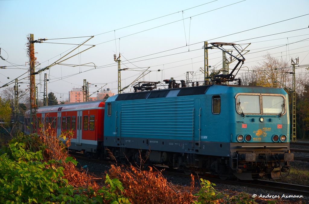 Aus der Abstellanlage fhrt 143 247  Melez  mit ihrem Zug zum Hbf Dsseldorf von dort als S68 nach Langenfeld bei Dsseldorf-Oberbilk. (11,11,2011)