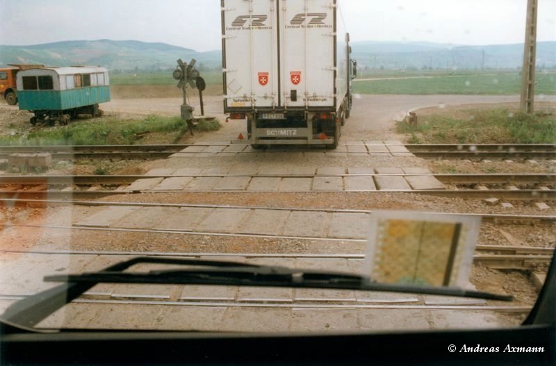 Bahnbergang fr den Fernverkehr bei Turda (05.1997) Scan von Bild.