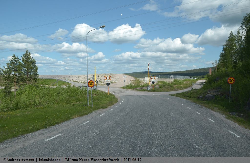 Bahnbergang zum Neuen Wasserkraftwerk in Porjus. (17,06,2011)