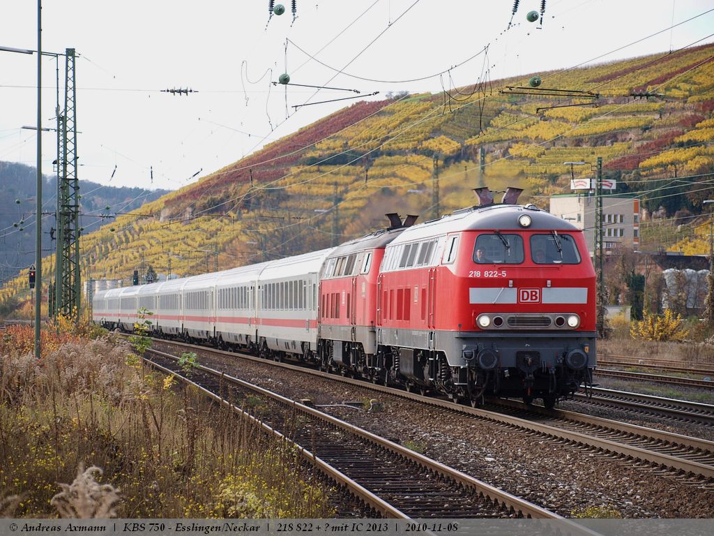 Bei schnem Herbstlichem Wetter bringt 218 822-5 und eine Schwesterlok den IC 2013 von Stuttgart Hbf nach Oberstdorf hier bei der duchfahrt durch Esslingen am Neckar. (08,11,2010)