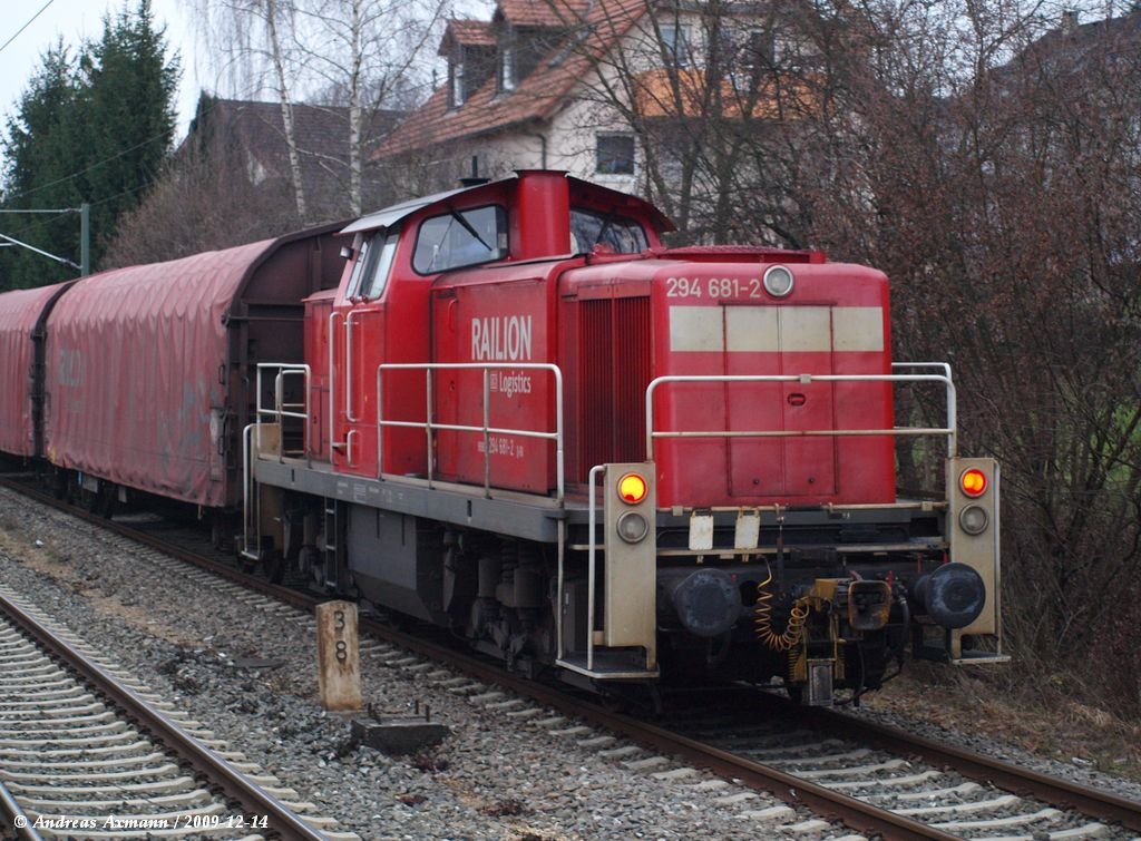 Der Erste Gterzug nach der Fahrplanumstellung am 12.12.2009, fhrt 294 781 (Zuglok) und 294 681 (Schublok) den FZT 56105 nach Oberlenningen. Hier in Kirchheim/T - tlingen muss er auf den Gegenzug S-Bahn 7121 warten. (14.12.2009)