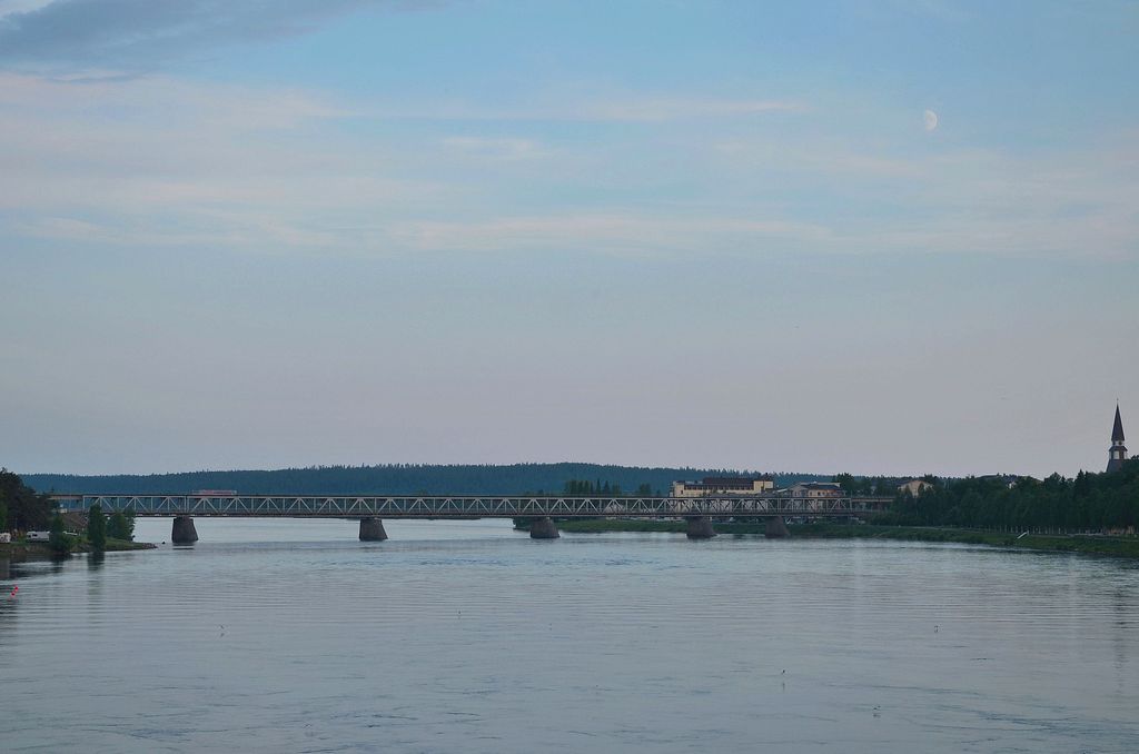 Die am Ufer des Flusses Ounasjoki gelegene Ounaskoski Brcke (Kombinirte Eisenbahn und Straenbrcke). (10:06:2011)