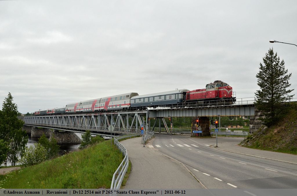 Die Dv12 2514 bringt den P265 ber die alte kombinierten Straen- und Eisenbahnbrcke  Ounaskoski Brcke  von (Helsinki ber) Rovaniemi nach Kemijrvi. (12,06,2011)