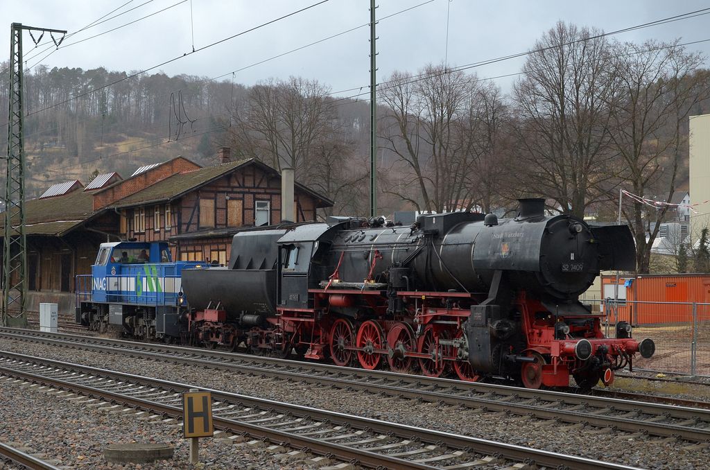 Die erste Fahrt für die 52 7409 ohne eigenen Antrieb dafür mit der 270 003 (NIAG 6) zum Wasser fassen an den ehemaligen Güterschuppen in Plochingen. (25,02,2012)