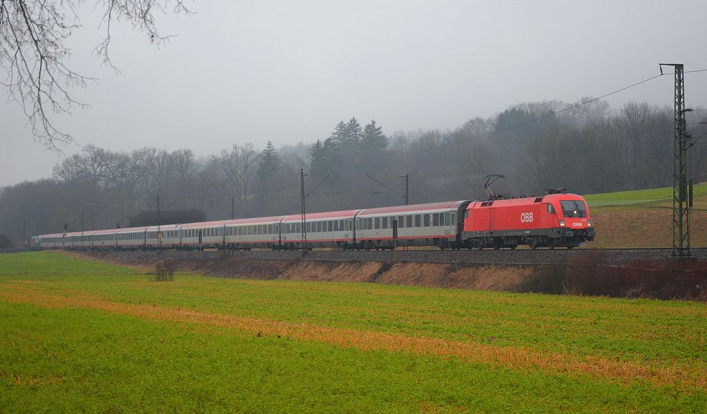 Die fhrende 1116 253 und die schiebende 1116 038 bringen den EC 1113 von Frankfurt/Main nach Klagenfurt, hier bei Ebersbach/Fils. (28,01,2012)