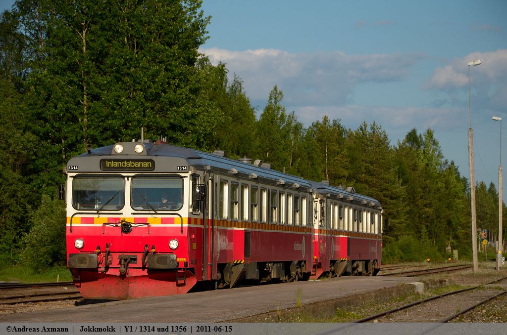 Die Italienischen (Fiat) Triebwagen der Baureihe Y1 1314 und 1354 bei ihrem Halt in Jokkmokk auf ihrem Weg von stersund nach Glivare. (15,06,2011)