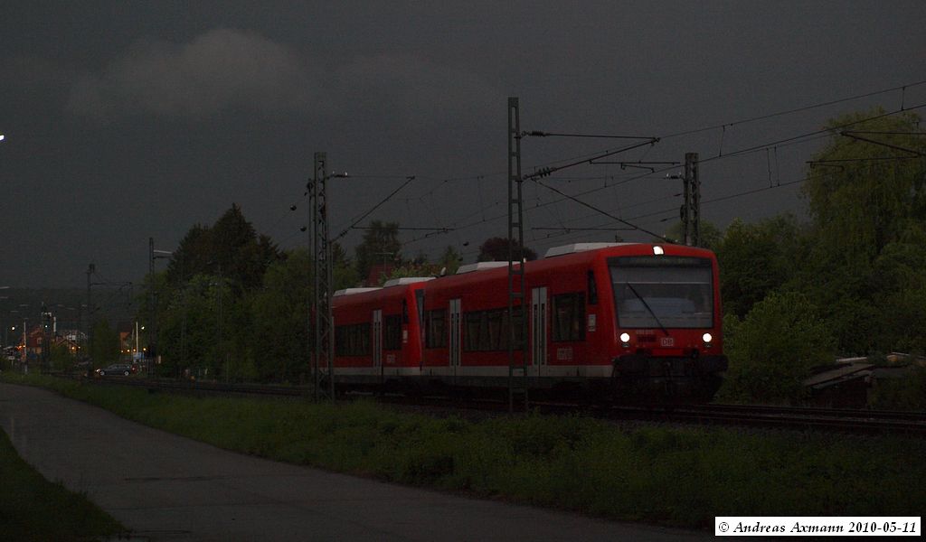 Dramatik pur im Neckartal. Ein krftiges Gewitter mit Unwetter-potential zieht ber Stuttgart in Richtung Alb, gerade als die RB mit 650 015 von Plochingen nach Herrenberg ber Tbingen vorbei fhrt. (11,05,2010)