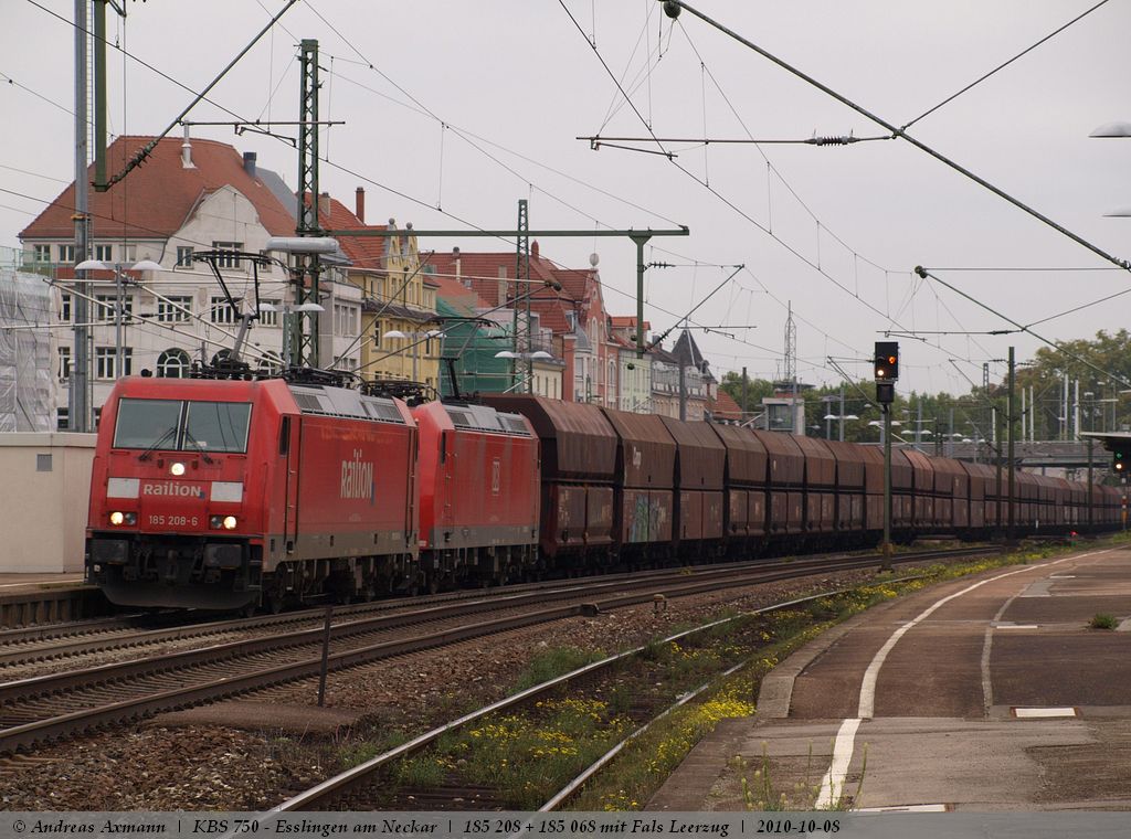 Ein Leerwagenzug bestehend aus Fals-Wagen vom Kohlekraftwerk Altbach wird von der 185 208 und 185 068 in Richtung Stuttgart gezogen. (08,10,2010)