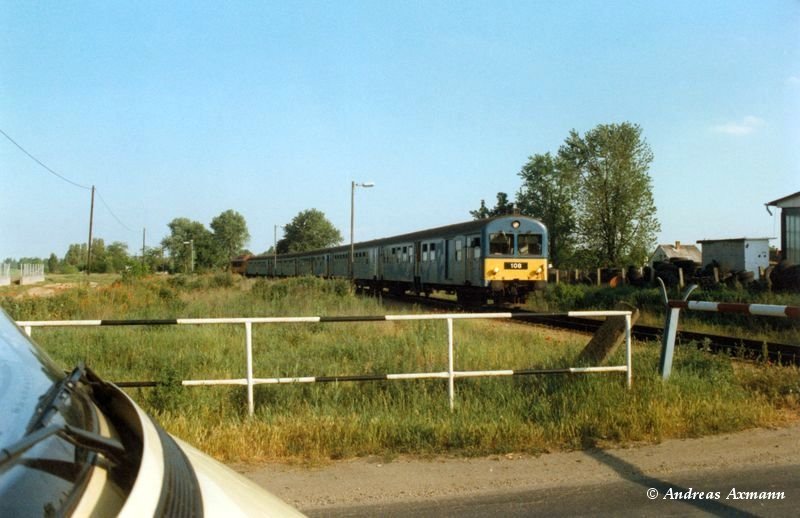 Eine M41 mit ihrem Nahverkehrzug auf der Strecke 100. (Budapest -) Szolnok - Debrecen - Zhony - Csap (Csop) bei Pspkladany (1997) - Originalbild eingescannt