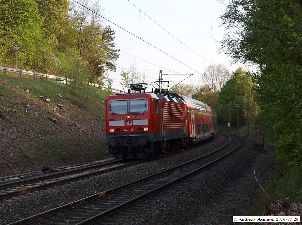 Einen Freundlichen Gru zurck fr den LF des RE 22050 von Tbingen nach Stuttgart bei Wendlingen/N. (28,04,2010)