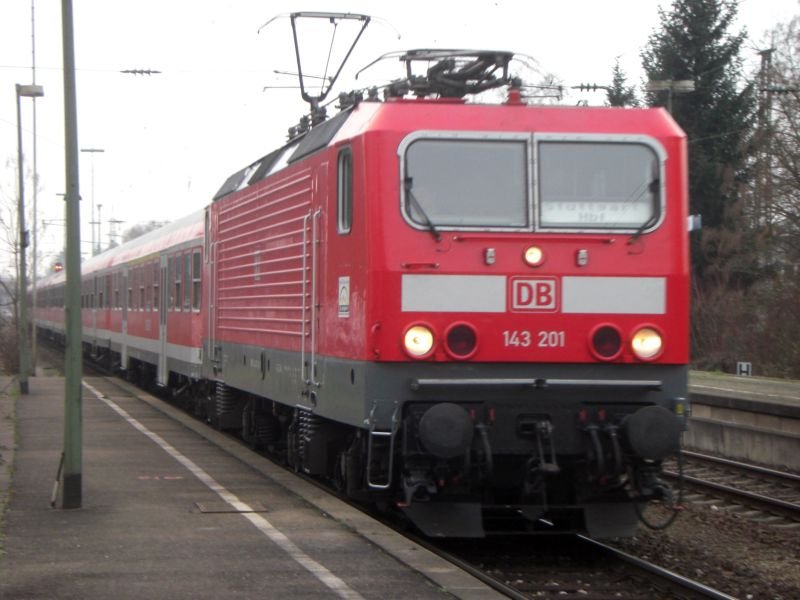 Einfahrt in den Bahnhof Wendlingen RE22034 mit 143 201 am 28.11.2008