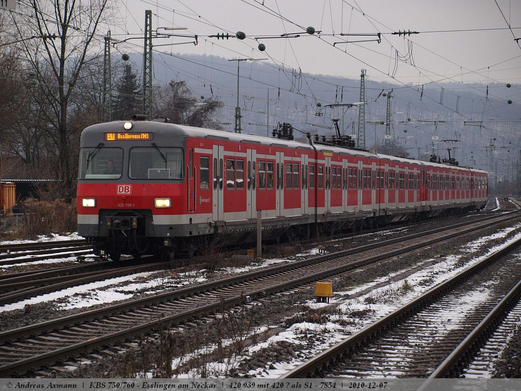 Einfahrt in den Bf Esslingen am Neckar von 420 939 und 420 ? als S1 7854 aus Stuttgart-Schwabstrae. (07,12,2010)