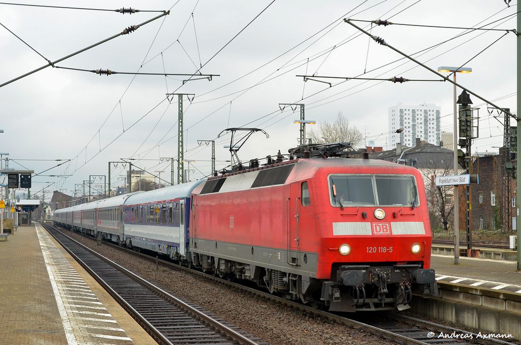EN 452  Transeuropean Express   mit 120 118 von Moskva Belorusskaja nach Paris Est mit -10 min in Frankfurt (Main) - Sd. (19,12,2011)