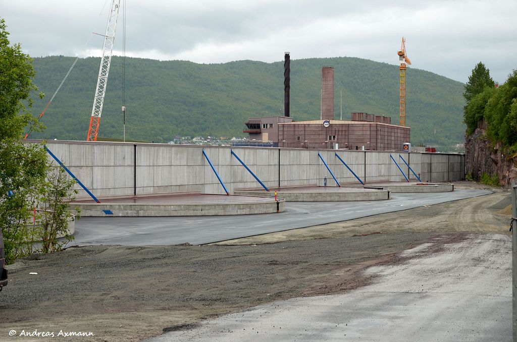 Erzentladung in Narvik von auen - Die im Boden eingelassenen 12 Behlter fassen je ca. 105 000 t Erz-Pellets. (21,06,2011)