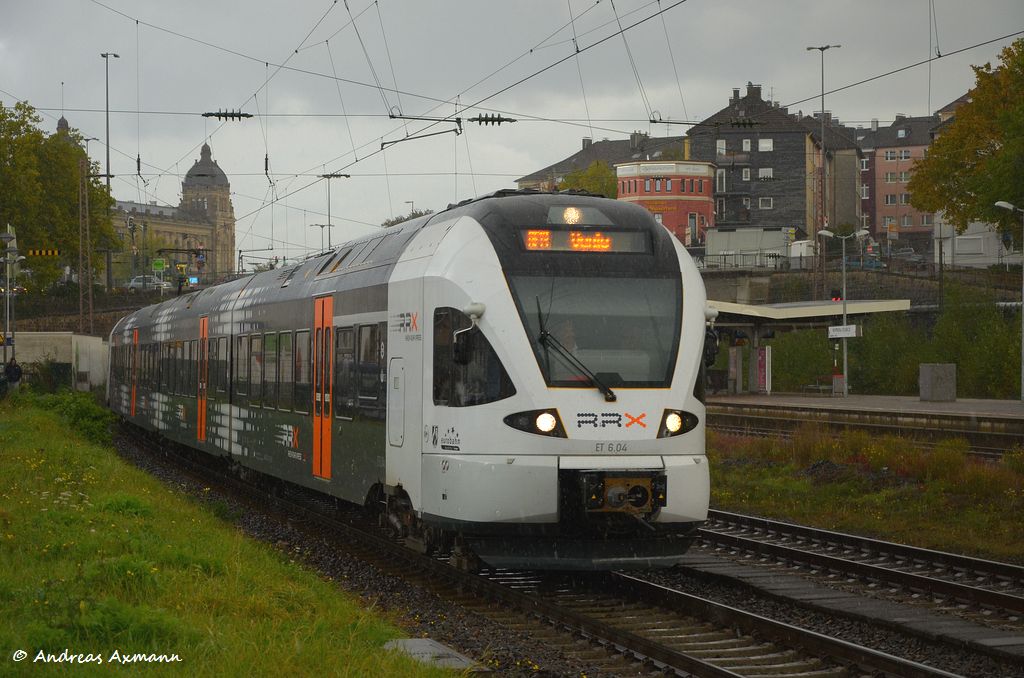 ET 6.04 der Eurobahn mit RRX als RE 13 (Maas-Wupper-Express) Hamm(Westf) - Venlo bei Wuppertal-Steinbeck nchster Halt ist Wuppertal-Vohwinkel. (19,10,2011)