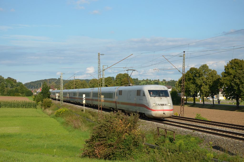 Etwas berrascht wurde ich von der Doppeleinheit ICE2 402 018 + 402 030 als ICE 592 auf ihrem Weg von Mnchen nach (Stuttgart)Berlin Ostbahnhof bei Ebersbach/Fils. (13,08,2011)