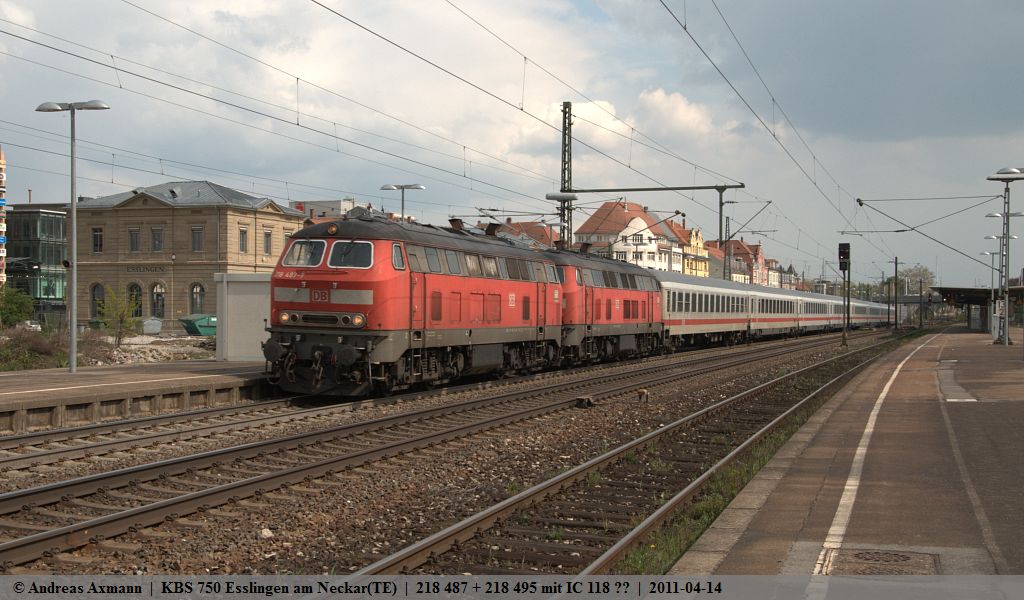 Etwas berraschend kam mir 218 487 und 218 495 sonst immer BR 101 mit IC 118 ??? , bei launischem Wetter von Mnchen nach Stuttgart durch Esslingen am Neckar entgegen. (14,04,2011)