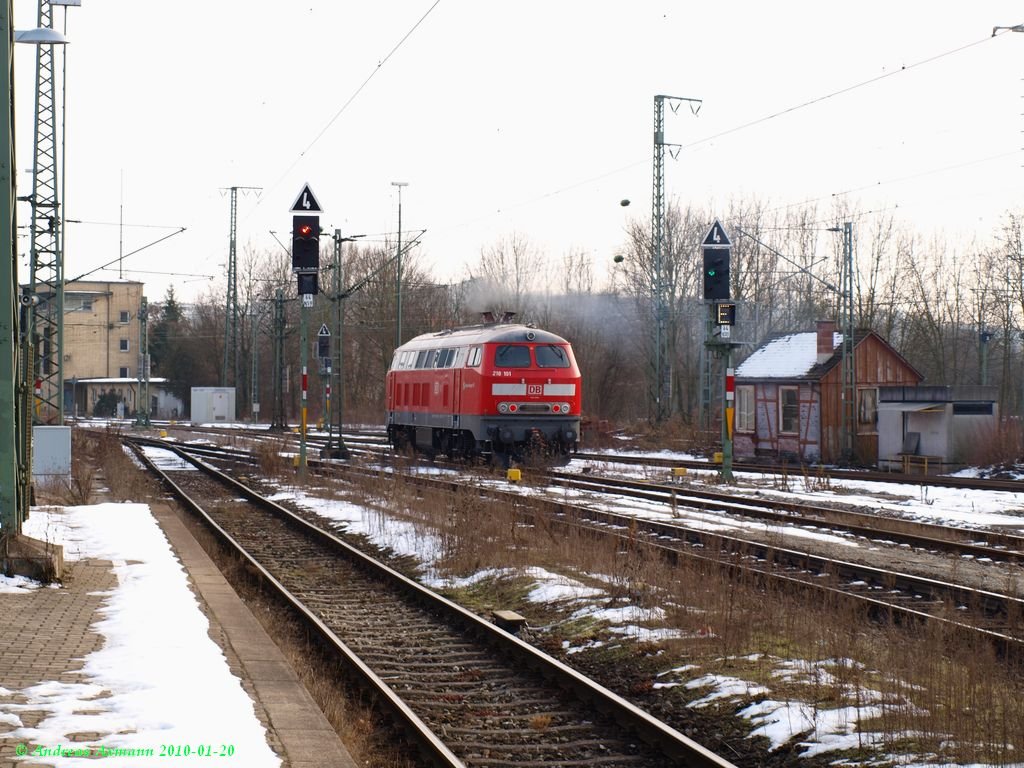 Freie Fahrt fr ihre Ausfahrt bekommt die S-Bahn-Lok 218 191 hier auf Gleis 681 im Bf. um  in richtung Ulm zu fahren. (20,01,2010)