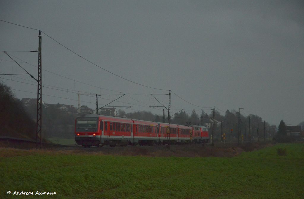 Gerade als der Groe Regen kam, kam die berfhrung von Braunschweig nach Ulm als RpZ 69679 mit 218 427 + 218 406 ziehen 628 548 + 628 542 durch Ebersbach/Fils. (10,12,2011)