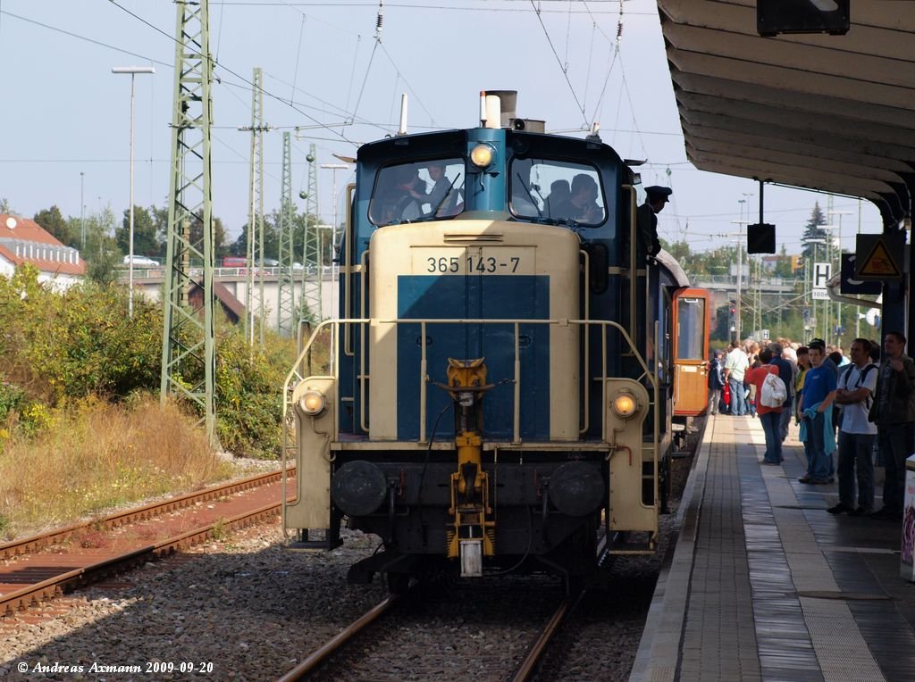  Habe meine Lok voll geladen  365 143 bei einer Pendelfahrt von Reutlingen-West zum Bahnhof Reutlingen Hbf anlsslich dem Jubilum 150 Jahre Plochingen - Reutlingen (KBS 760). (20.09.2009)