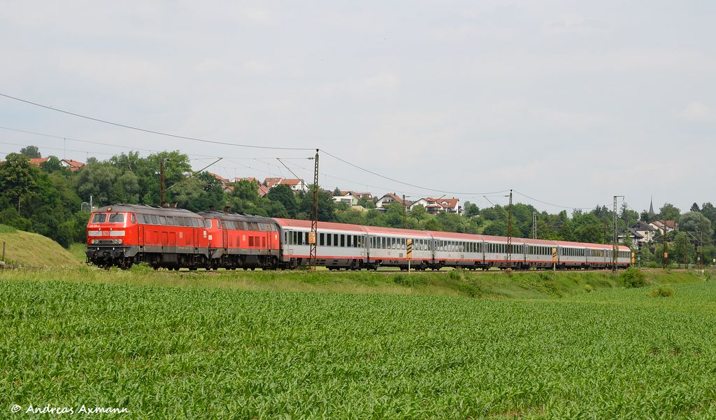 Heute zogen die Schwestern 218 481 und 218 487 den IC 118 von Ulm nach Stuttgart, hier bei Ebersbach/Fils. (02.06.2012)