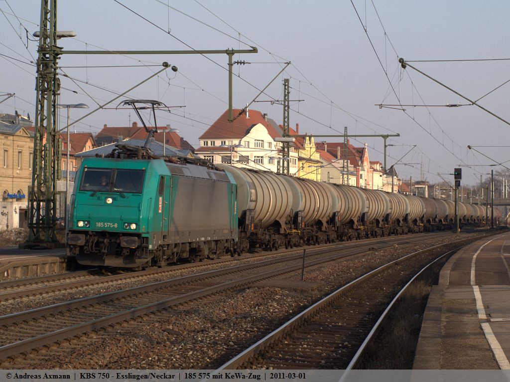 HGK 185 575 zieht einen KeWa-Zug durch Esslingen/Neckar in Richtung Stuttgart. (01,03,2011)