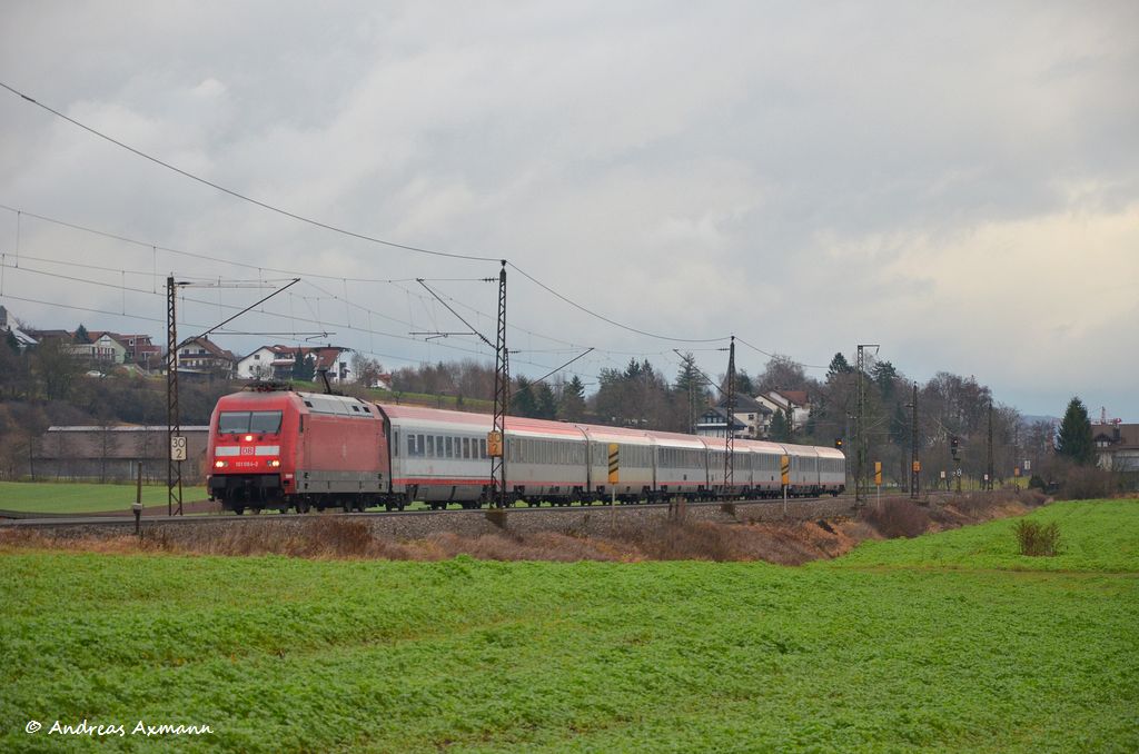 IC 118 ist schon auf die neuen BB-Wagen von Salzburg nach Mnster(Westf) umgestellt worden. 101 084 zieht ihn von Ulm nach Stuttgart durch Ebersbach/Fils. (10,12,2011)