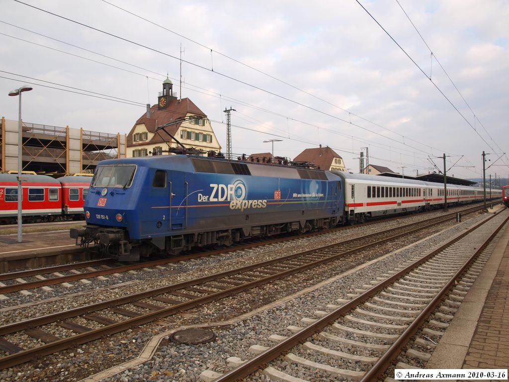 IC 2265 von Karlsruhe Hbf nach Ulm Hbf mit 120 151-6 im Bf Plochingen leider in umgedrehter reihen folge wie im Zuglaufplan. (16,03,2010)