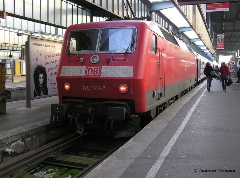 IC2116 mit 120 122-7 steht am Stuttgarter Hbf, Gleis 7 nach Stralsund (01.05.2009)