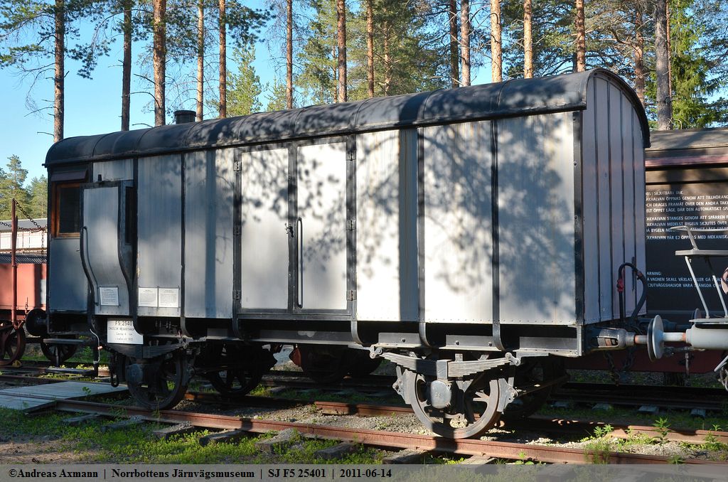 Im Norrbottens Jrnvgsmuseum Wagen S&NJ 1887 no. 7 / SJ F5 25401. (14,06,2011)