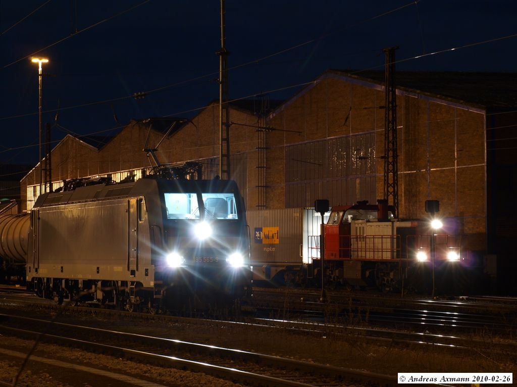 In den Stuttgarter Hafen/Umschlagbahnhof brachte die 185 565-9 fr MRCE fahrend einen Containerzug. Die Veolia G1206 1509 bernahm ihn und Rangierte ihn um. (26,02,2010)