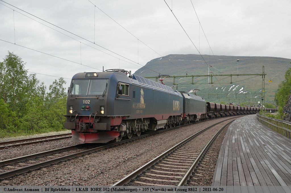 IORE 102 (Malmberget) und 105 (Narvik) fahren auf Gleis 2 in Richtung Narvik mit vollen Erzwagen im Bf Bjrkliden ein, um Den IC 96 durchfahren zu lassen. (20,06,2011)
