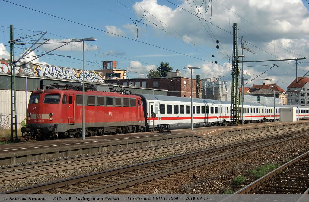 Langsame Durchfahrt bis zum Ausfahrtsignal durch den Bf Esslingen am Neckar auf Gleis 2 des PbZ-D 1960 mit der 115 459-0 und vier IC-Wagen in Richtung Stuttgart. (17,09,2010)